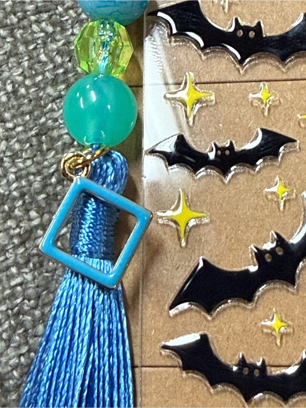 🦇 Acrylic bookmark “Bats” design, beads and 2 Charms. NWOT (Size small )
